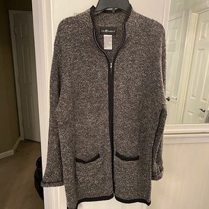 Sag Harbor zip up sweater. Gray and black with 2 pockets. GREAT condition.